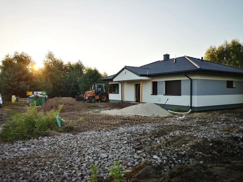 Energy-efficient single-storey house with envelope roof