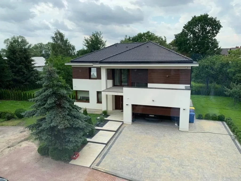Energy-efficient single-storey house with envelope roof and garage