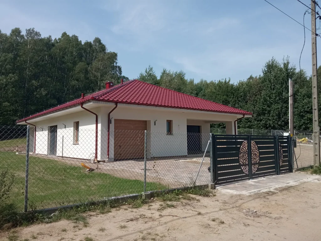 Energy-efficient single-storey house with envelope roof and garage Poland