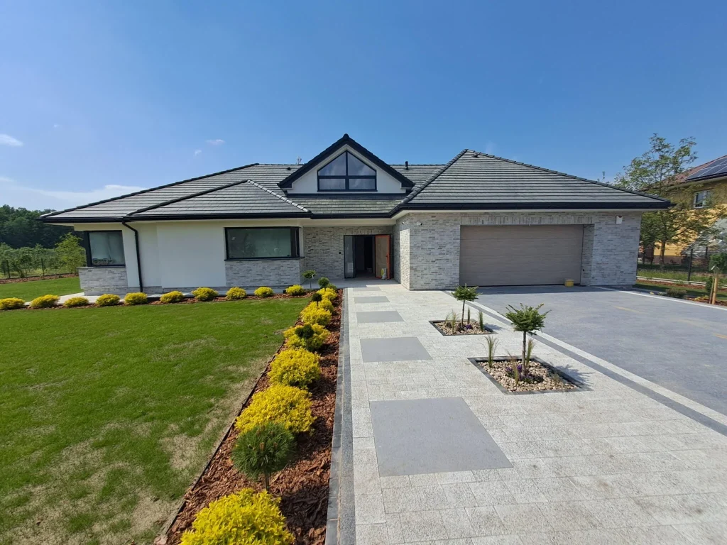 House with a usable attic, envelope roof and garage less than 320 m2