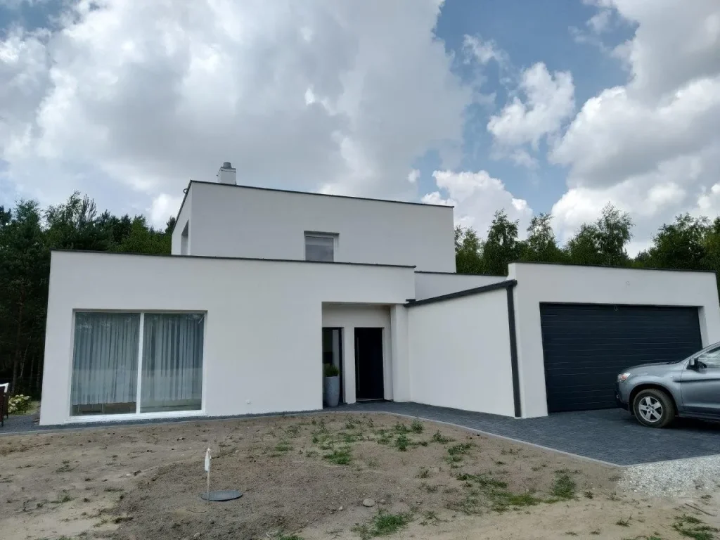 Storey house with flat roof and garage almost 230 m2